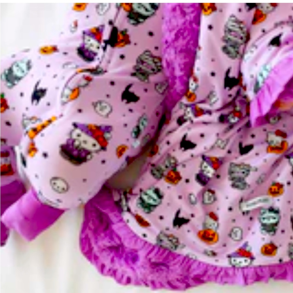 HELLO KITTY® MONSTERS MINKY RUFFLED LUXETTE PATOO® BLANKET - PURPLE / BLANKEt